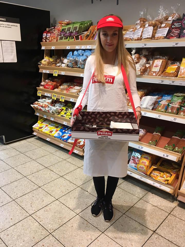 Promotérky na ochutnávku pečiva Penam Plzeň